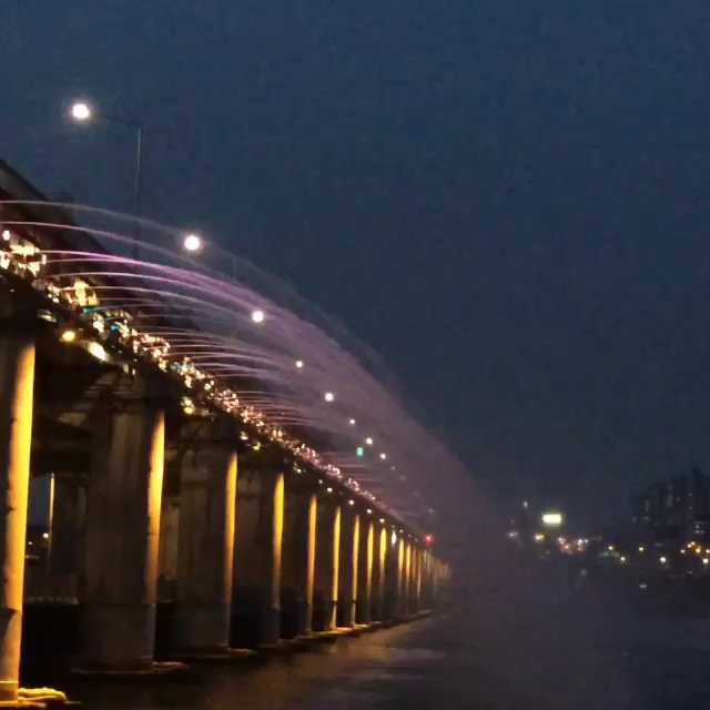 [Video] Seoul rainbow fountains.