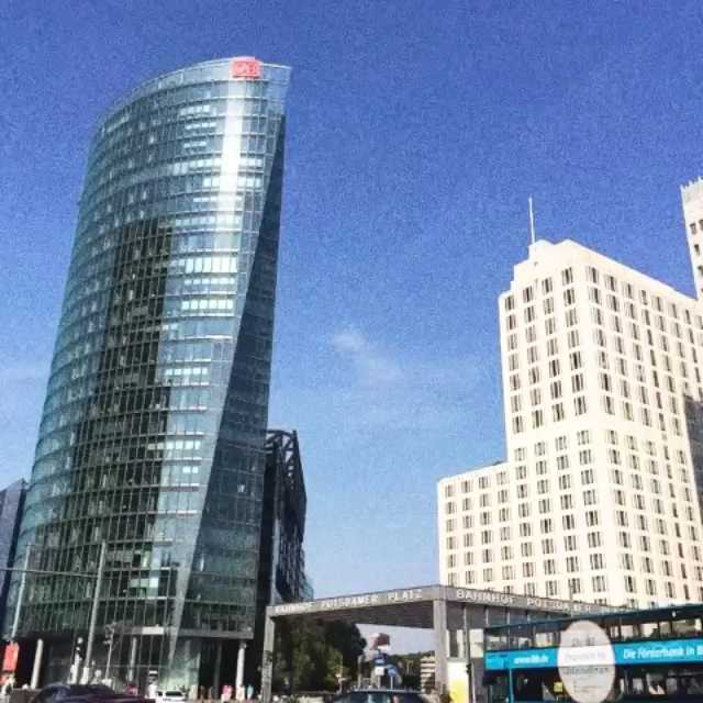 [Video] Sunshine is finally back in #Berlin. Happy weekend.