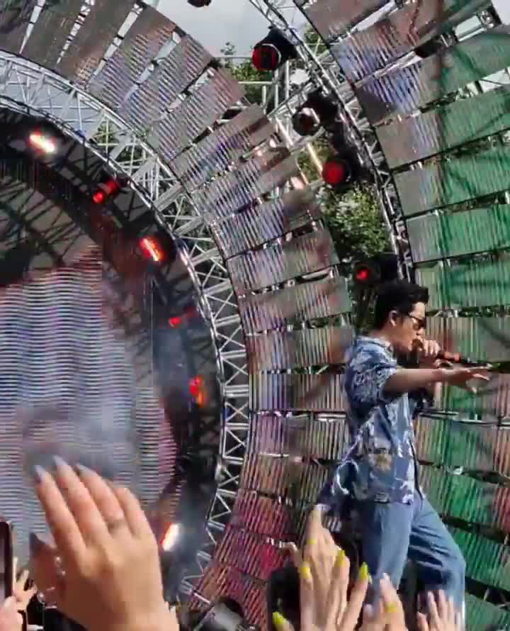 [Video] It took 8 years for me to see these guys live again 🎉💪 #EPIKHIGH at #MIKFestival #London 🎶