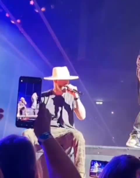 [Video] Thank you so much @howie_dorough for letting @kevinscottrichardson know I was in the audience at the concert 👋😘 – miss you guys. let’s catch up more and longer next time 🙏 PS: luckily my friend was filming at the time and caught it on camera 😘 @tokyosrainbowkat