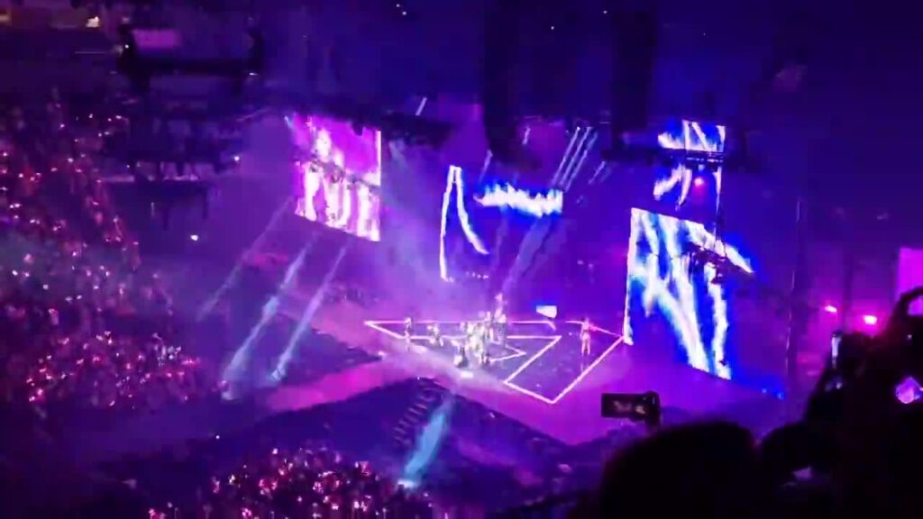 [Video] Cool lightshow 👍
#BLACKPINK in your area 🎶