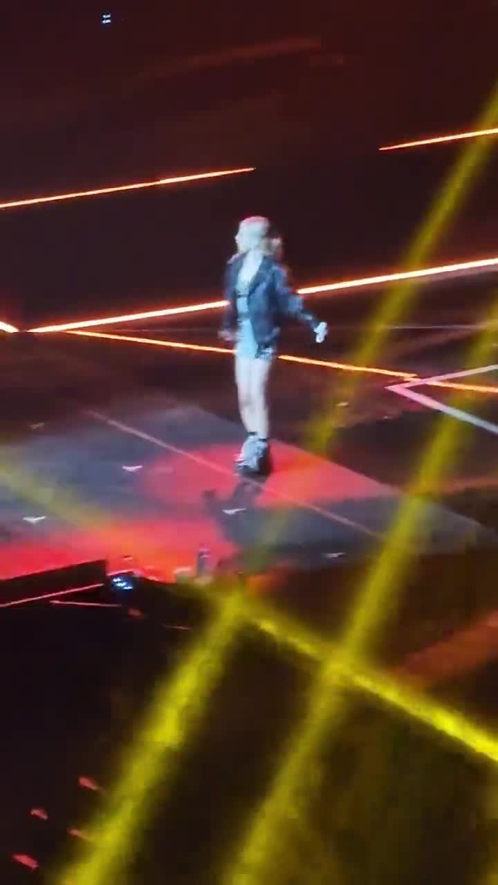 [Video] Rosé ♥️
#BLACKPINK in your area 🎶