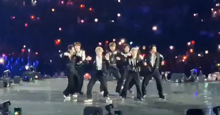 [Video] #MusicBankinParis with many acts amongst them Mamamoo The Boyz IVE Enhypen and Stray Kids – presented by Park Bo Gum #Paris

PS Instagram keeps cutting videos short (why?!) so head over to my twitter for decent footage from the event….