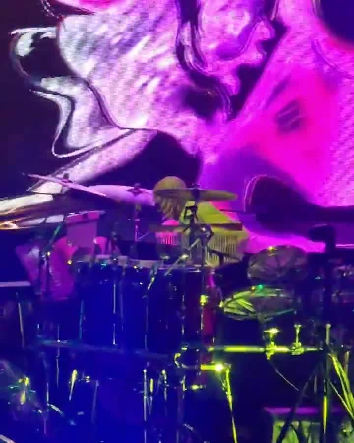 [Video] #EltonJohn one last time. Legend. Music History. I remember my first Elton concert when approx. 14: me and my friend sneaked past all the adults towards the front at Waldbühne singing and dancing along while all others stood still. Elton saw us and noticing our age too he especially came over to thank us 🙏. (see first post for the full story)

#EltonFarewellTour #FarewellYellowBrickRoad #Berlin