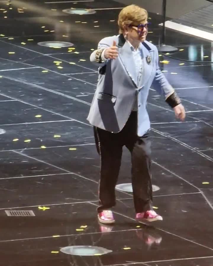 [Video] Farewell 👋

#EltonJohn one last time. Legend. Music History. I remember my first Elton concert when approx. 14: me and my friend sneaked past all the adults towards the front at Waldbühne singing and dancing along while all others stood still. Elton saw us and noticing our age too he especially came over to thank us 🙏. (see first post for the full story)

#EltonFarewellTour #FarewellYellowBrickRoad