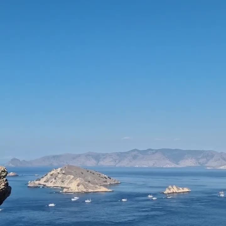 [Video] Today was packed with amazing impressions. On a motorboat we went from island to island. From yellow birds to colorful fish. From the Komodo Dragon to Manta Rays in the sea. We saw it all 🙏🏻

#ADayOnTheSea in #Indonesia nearby #KomodoIsland and #Flores #Rinca