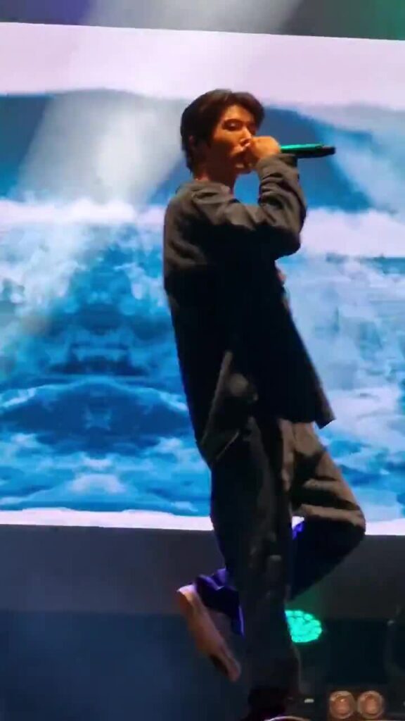 [Video] B.I at #Lollapalooza #Berlin
@shxxbi131 🎶