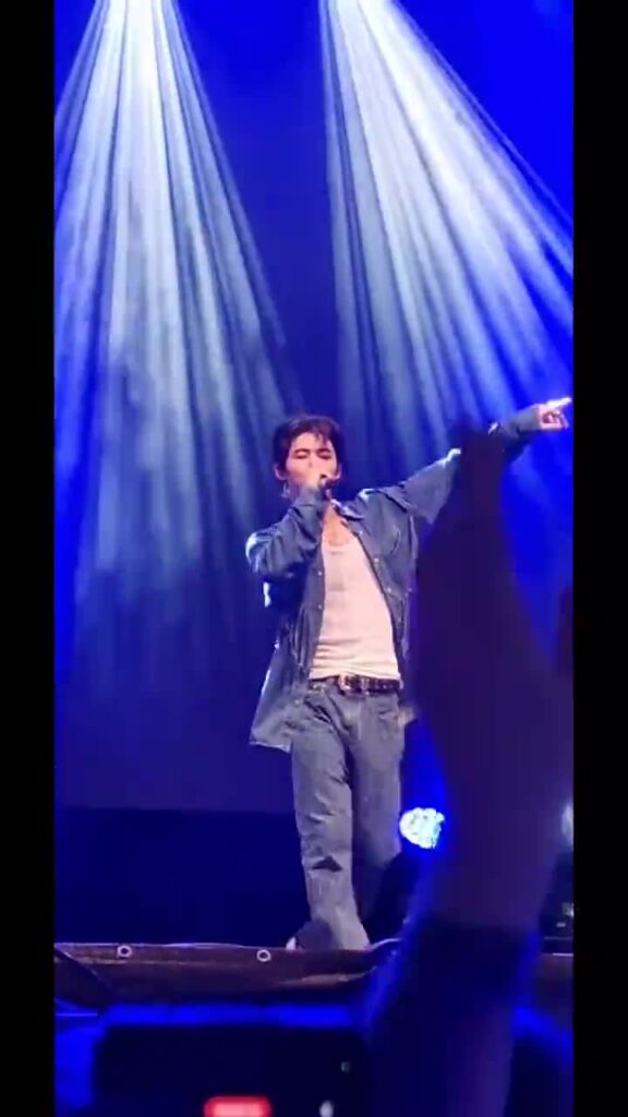 [Video] New song ❤️ and finale.
B.I at #Lollapalooza #Berlin
@shxxbi131 🎶