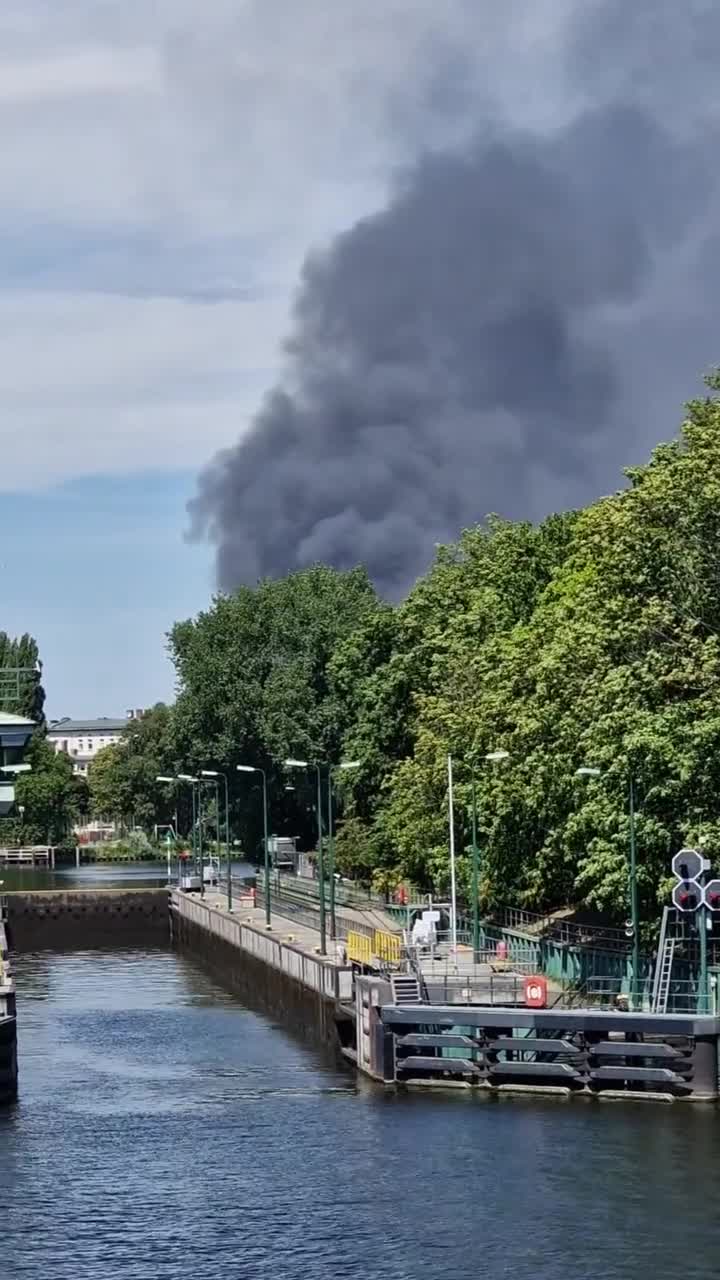 [Video] Some warehouse was burning in #Spandau today. Loads of fire brigades on the move 🔥