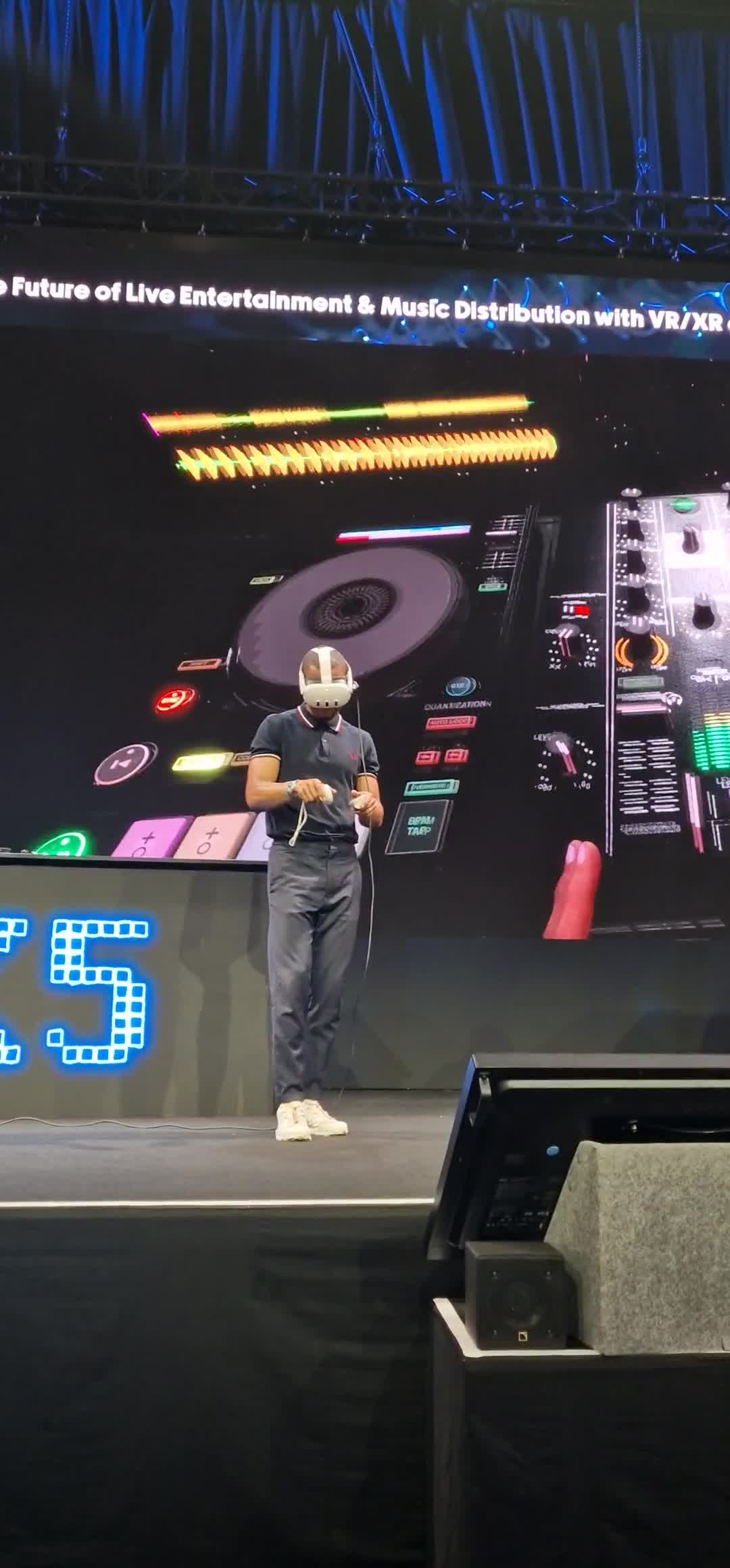 [Video] Dennis from #Beginner HipHop Band presenting a VR DJ session at K5 commerce convention 👍