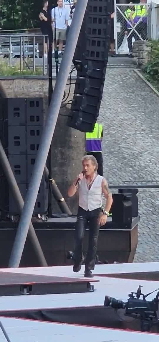[Video] “Du” the song that kicked off Peter Maffays 55+ years career 🙏🏻 – Peter Maffay extra show in #Berlin #FarewellTour at #Waldbühne