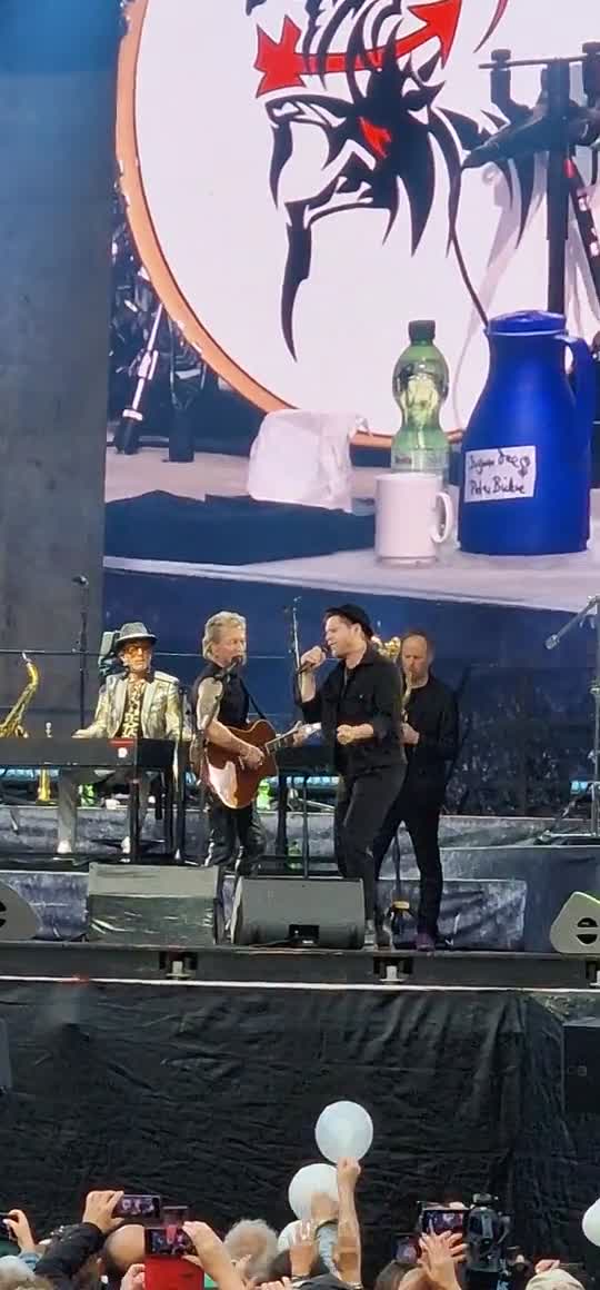 [Video] Peter Maffay and special guest Johannes Oerding

German Rock’n’Roll legend #PeterMaffay #Abschiedstour in #Berlin