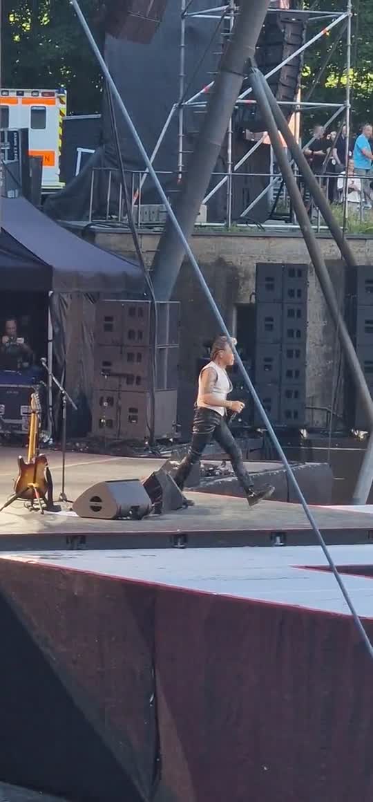[Video] Schatten in die Haut tätowiert 🎶 – Peter Maffay extra show in #Berlin #FarewellTour at #Waldbühne – can you believe this legend is 75?!