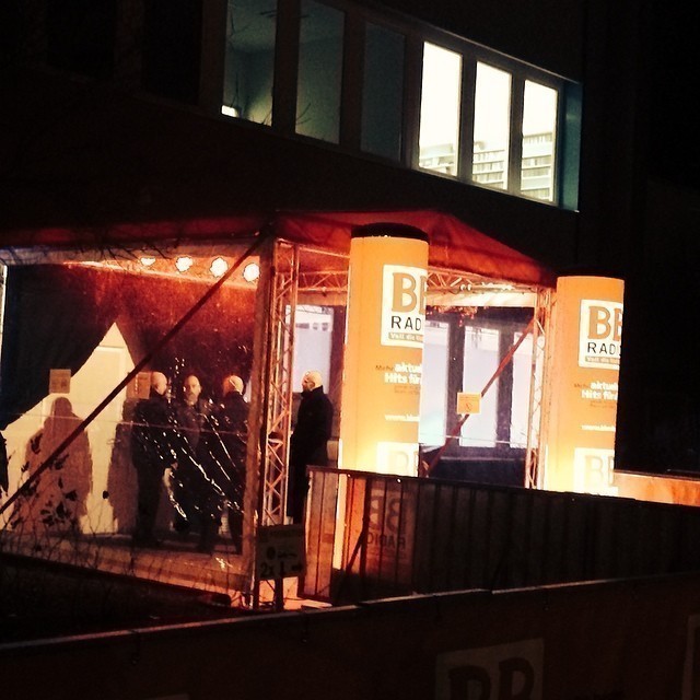 The entrance: Gary is still rehearsing… So we have to wait.