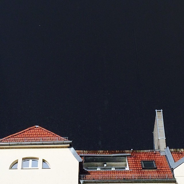 Holly shit: black sky over Berlin. Next hail storm on its way? #berlin