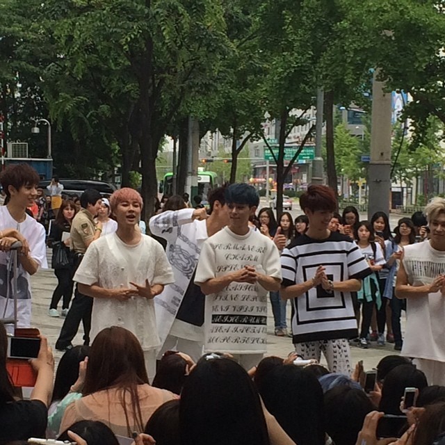 K-Pop band BOYFRIEND pleasing their fans with an impromptu photoshoot session outside of SBS. #korea