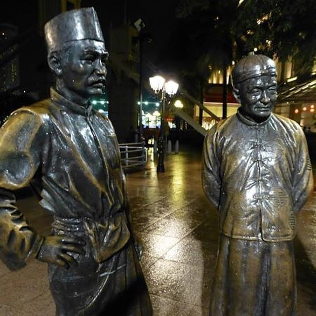 Some more #Singapore impressions. Chatting to some old bronze guys. ^,^