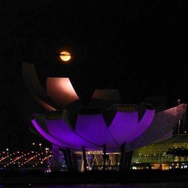 Some more #Singapore impressions. Amazing moon over the bay.