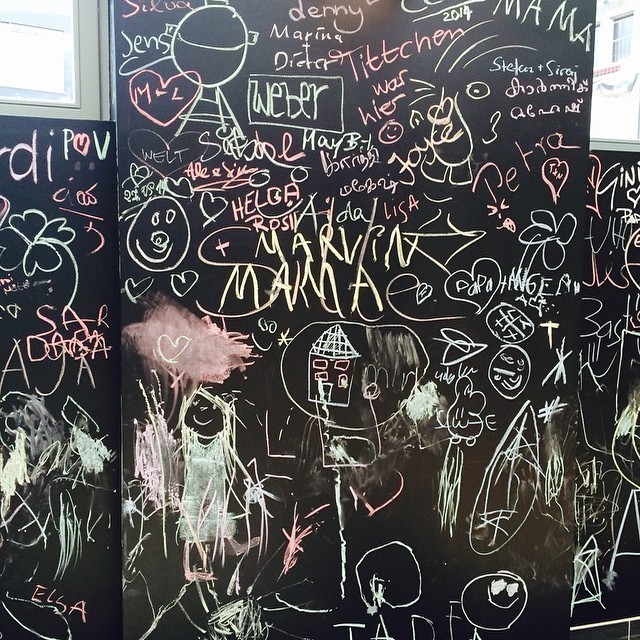 Neat idea: a wall to leave your I WAS HERE note on. But with chalk so it’s easy to clean and free up space again. :)