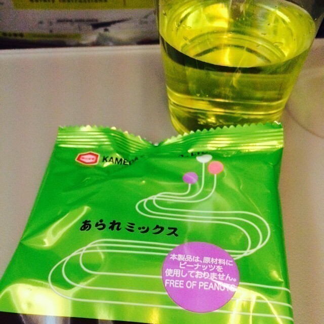 The colour is green: flying Japanese Airlines. Rice crackers with JAL original drink SKY TIME Kiwi. It’s yummy. #J