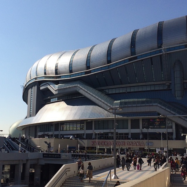 Wow it’s so warm here. 20+*C. Off to BIGBANG soundcheck. Concert day 3. #Bigbang