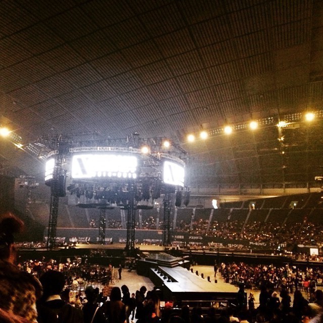 This stage is just completely crazy. In the centre with 6 walkways always reaching till the end of the floor area.