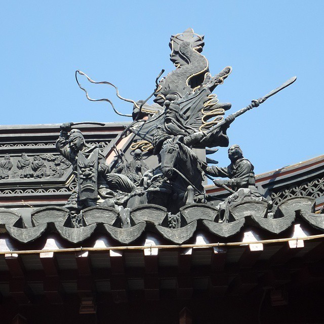 Always worth looking up. Roof top of the Temple of City Gods. #Shanghai