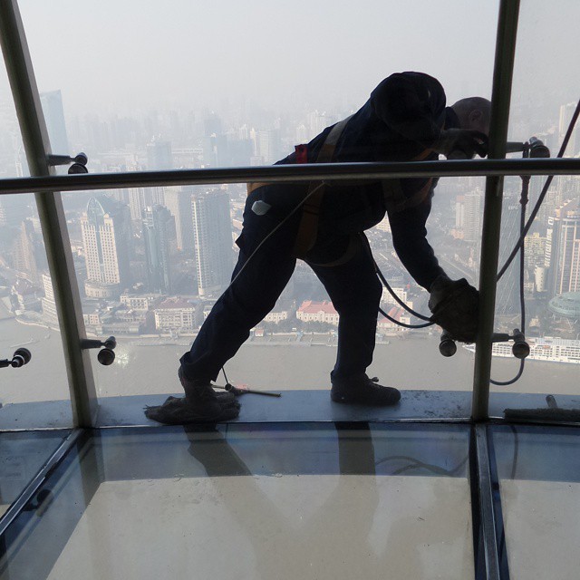 And this guy was OUTSIDE! 253m up. Oriental Pearl Tower. #Shanghai