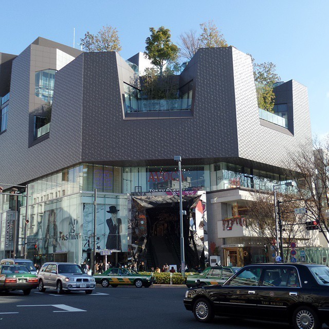 Beautiful blue sky in Tokyo. Time for shopping until my friend arrives later. #Tokyo