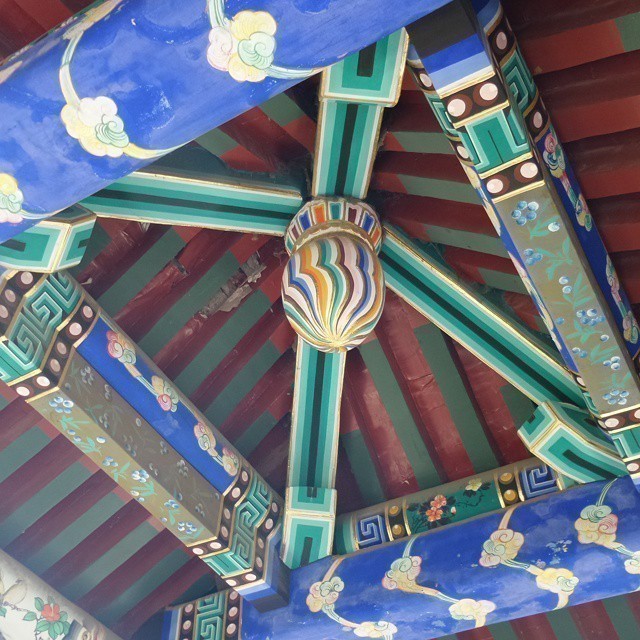 Very strong colours. Temple at Beihai Park. #beijing