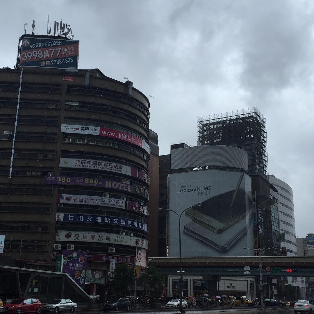 Random impression in #Taipei with the typhoon coming. It’s quite windy already.