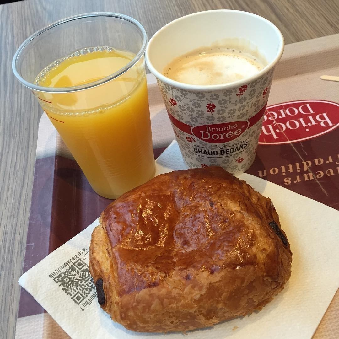 Quick breakfast. #PainAuChocolat avec