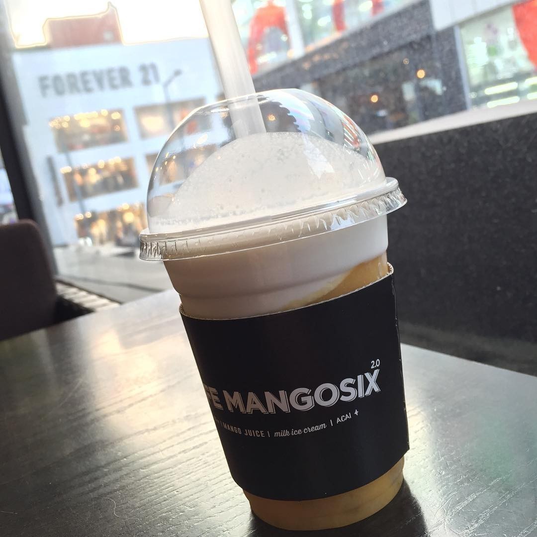 Finally found a Mango Six that is actually open. Here comes my Mango Coconut drink. #MangoSix