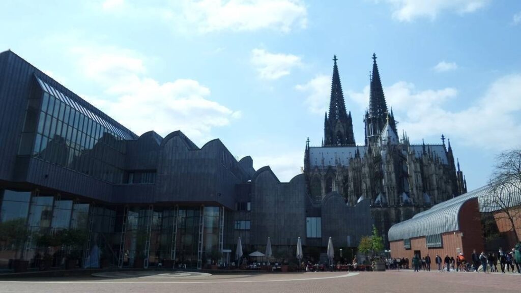 #Cologne Museum Ludwig und Kölner Dom. Underneath is the Köln Philarmonie and when rehearsals take place