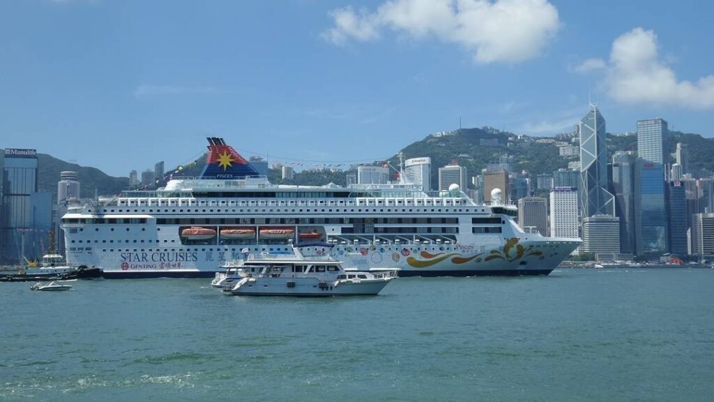 Woahhh this ship is huge #HongKong