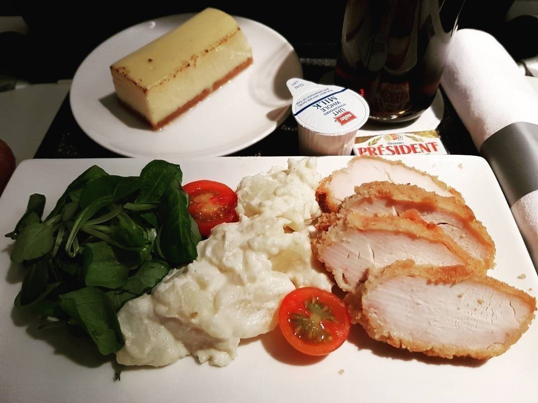 Dinner is served. The perks of flying business — for €30 😎…
