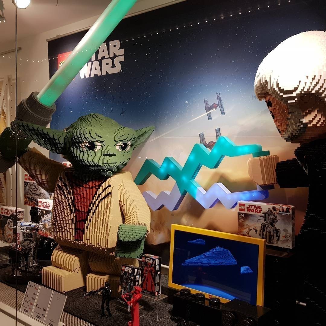 Wow amazing Star Wars #Lego display. Something for you know who 🤔