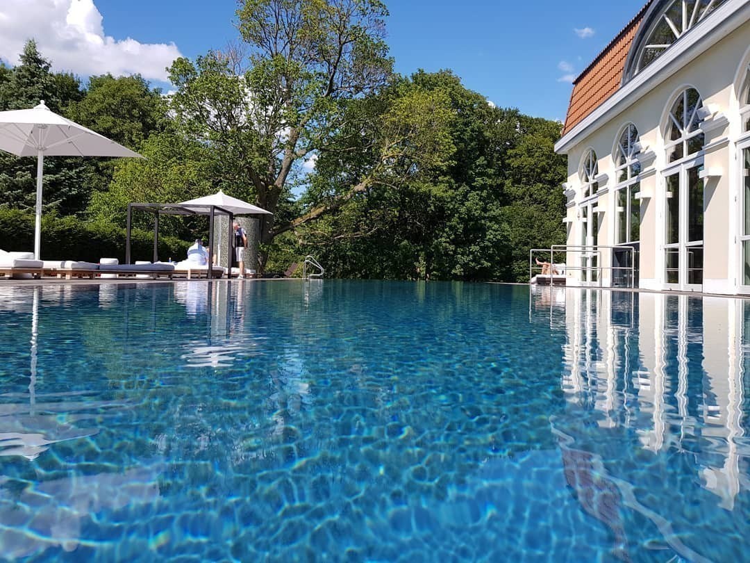 Infinity Pool 🏊…