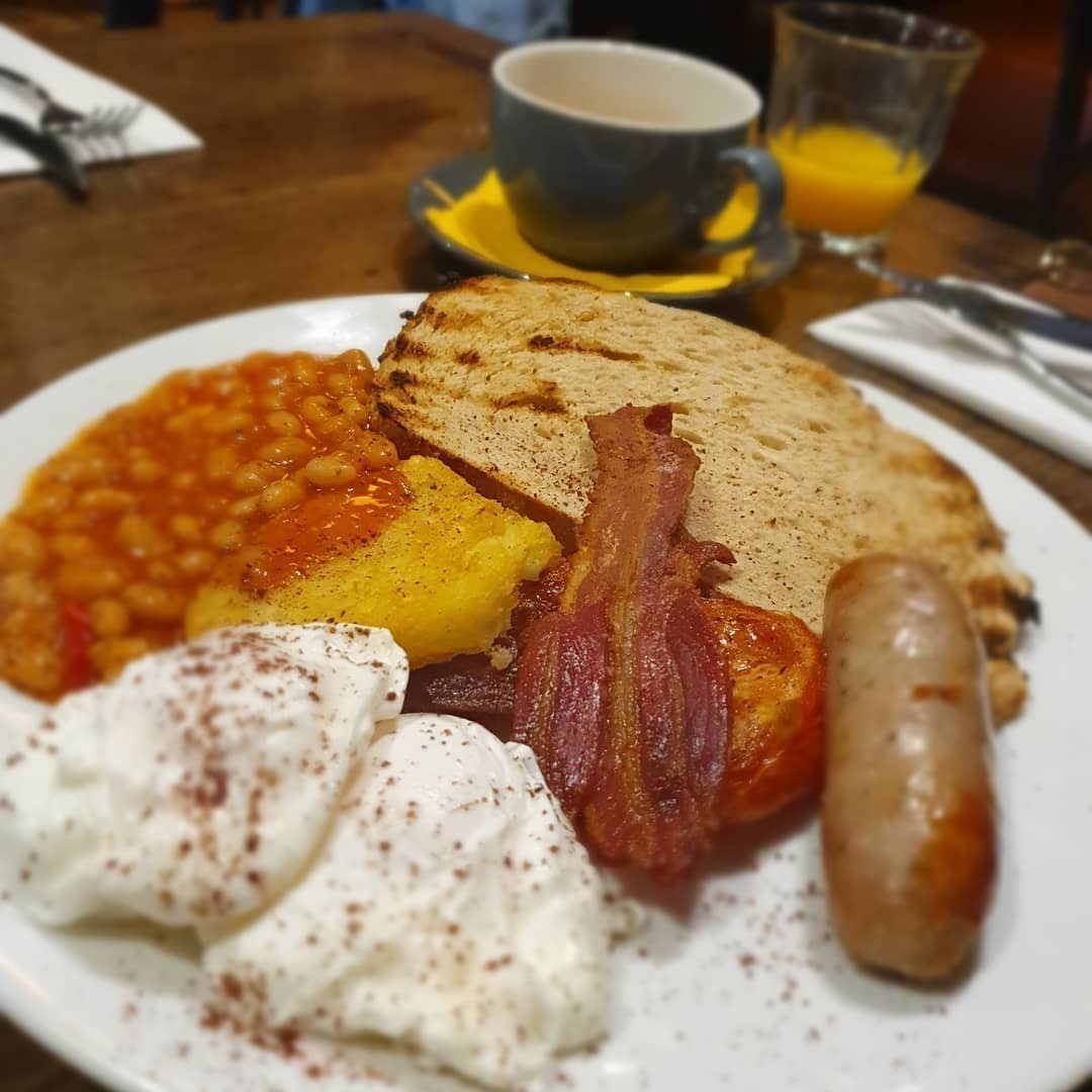 Amazing full English breakfast. I can highly recommend this place. It comes with a pub next door. Roof terrace. Funky rooms and is based in a good location. Clean and only 15 mins walk away from the City Centre as well as the Arena, Legoland or Sea Life.