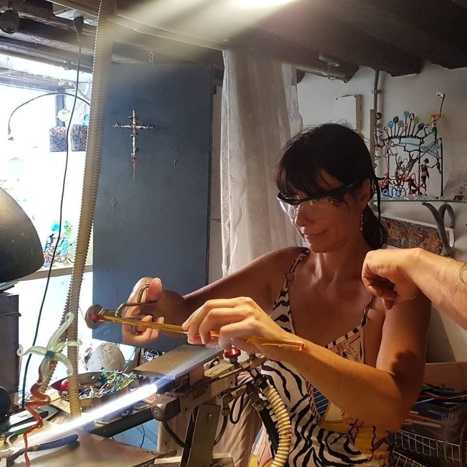 Working very concentrated on my piece of glass art: a red and white necklace pendant 😊