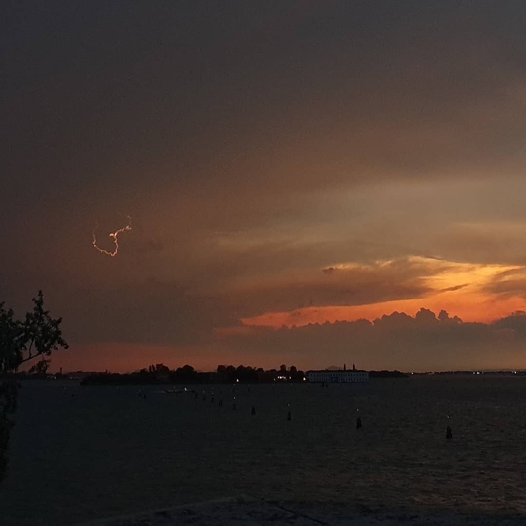 We see the sun set and an amazing light show of lightning⚡at the same time – and a distant rolling thunder but apart from wind no rain. It’s amazing…