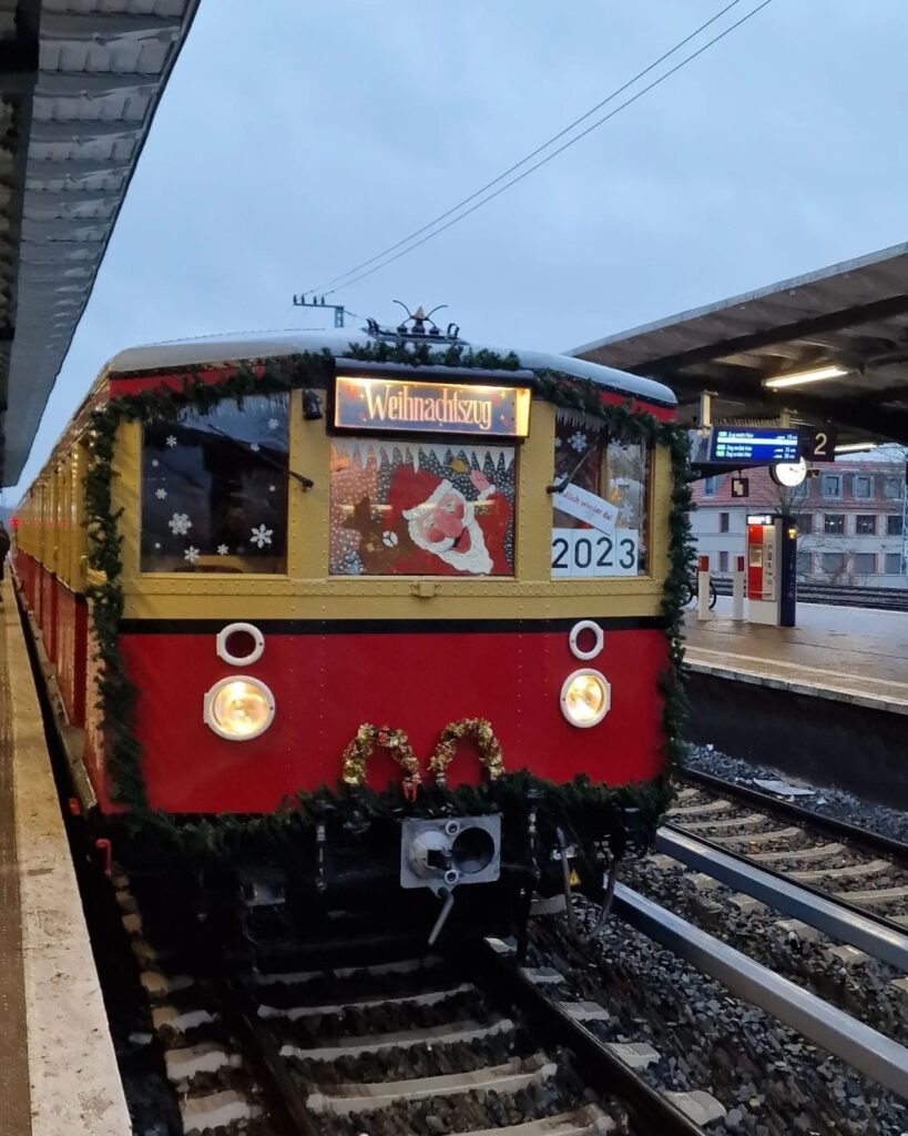 Berliner #Weihnachtszug. Special oldtimer train driving at selected special times this Christm