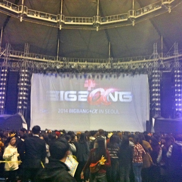 Another great concert, 2:50 hours. Some set list changes in comparison to Japan and another neat way to reach 2nd and 3rd floor fans through a temp roof above the entrance to the standing area. The venue is too small for the moving satellite stage… Oh an
