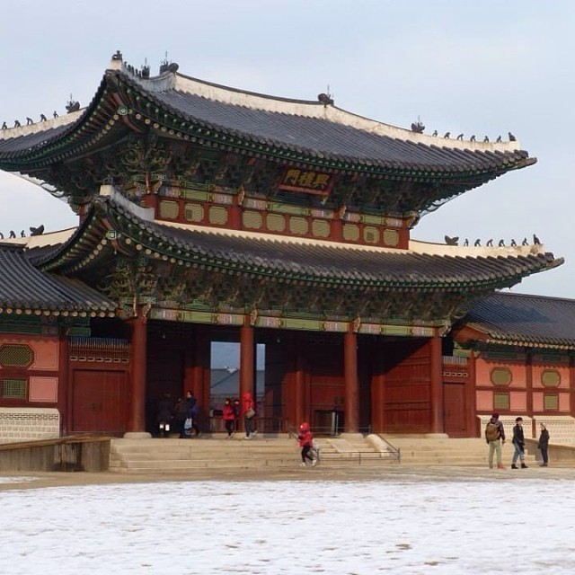 Good morning: this is Gyeongbokgung Palace in #Seoul. The name means “Palace greatly blessed by Heaven”.