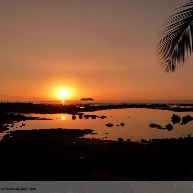 I love travelling. This pic is without filters and the way we experienced it: a dream Hawaiian sunset. I love those islands. Full of Aloha: full of love!