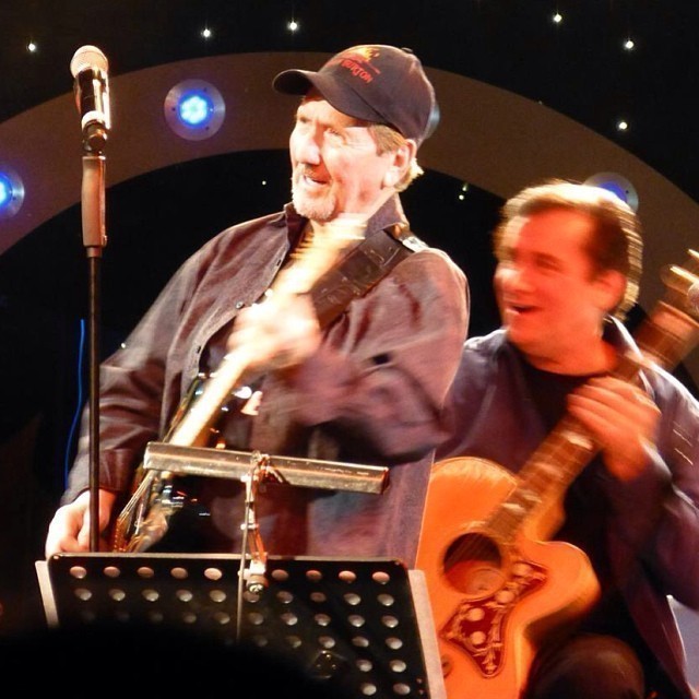 Legendary James Burton on the guitar. Elvis Presley’s original guitarist @elvispresley. In the background a member of The Im