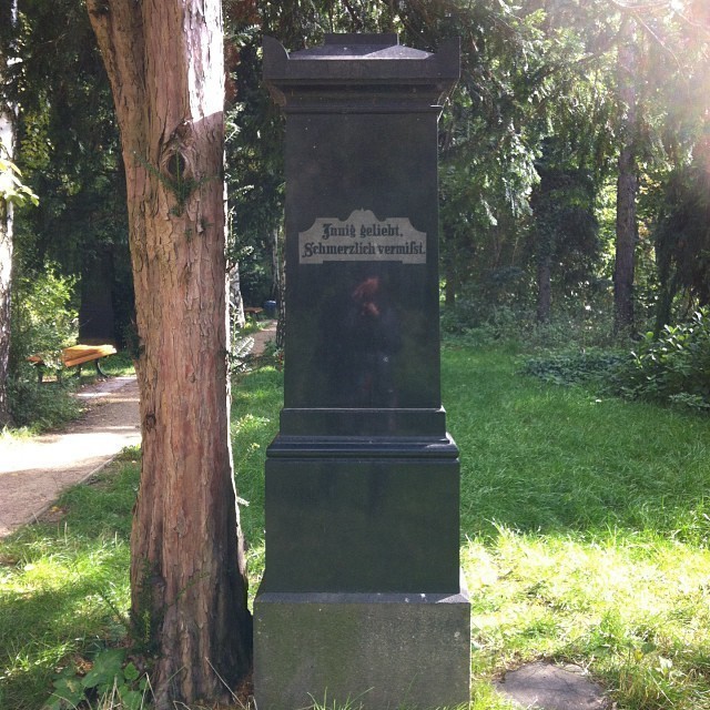 Local park with some 80 year old tomb stones. #berlin
