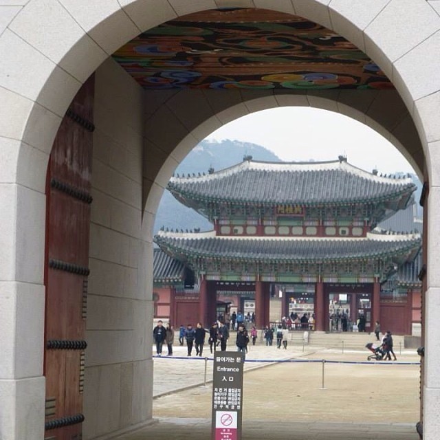 Looking through #Gwanghwamun to the Gyeongbokgung Palace