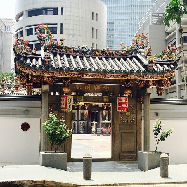 Surprising things you see around the corner. Yueh Hai Ching Temple. #singapore