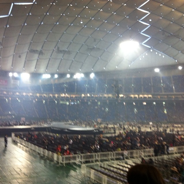 Todays view: no photos later as we have a guard in front of us. We can nearly touch the edge of the front stage. What a view to end three great nights at Tokyo Dome.